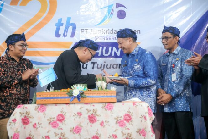 
 Sekretaris Daerah Provinsi Banten Deden Apriandhi Hartawan saat menghadiri acara peringatan Hari Ulang Tahun (HUT) ke-12 PT Jamkrida Banten di Jalan Raya Serang-Pandeglang, Lingkungan Karundang, Kelurahan Tembong, Kecamatan Cipocok Jaya, Kota Serang. Foto: Ist