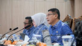 Sekretaris Daerah (Sekda) Provinsi Banten Deden Apriandhi saat mengikuti evaluasi implementasi Sistem Akuntabilitas Kinerja Instansi Pemerintah (SAKIP) Tahun 2026 secara virtual dari Pendopo Gubernur Banten, KP3B, Kota Serang. Foto: Ist