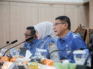 Sekretaris Daerah (Sekda) Provinsi Banten Deden Apriandhi saat mengikuti evaluasi implementasi Sistem Akuntabilitas Kinerja Instansi Pemerintah (SAKIP) Tahun 2026 secara virtual dari Pendopo Gubernur Banten, KP3B, Kota Serang. Foto: Ist