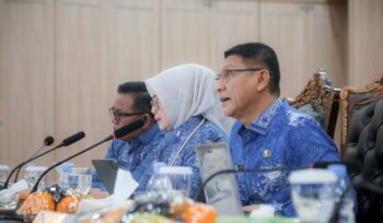 Sekretaris Daerah (Sekda) Provinsi Banten Deden Apriandhi saat mengikuti evaluasi implementasi Sistem Akuntabilitas Kinerja Instansi Pemerintah (SAKIP) Tahun 2026 secara virtual dari Pendopo Gubernur Banten, KP3B, Kota Serang. Foto: Ist