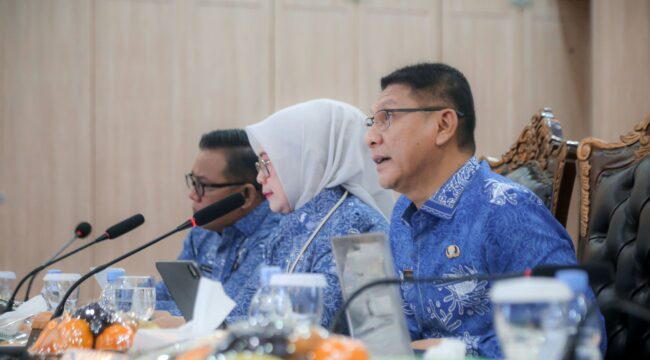 Sekretaris Daerah (Sekda) Provinsi Banten Deden Apriandhi saat mengikuti evaluasi implementasi Sistem Akuntabilitas Kinerja Instansi Pemerintah (SAKIP) Tahun 2026 secara virtual dari Pendopo Gubernur Banten, KP3B, Kota Serang. Foto: Ist