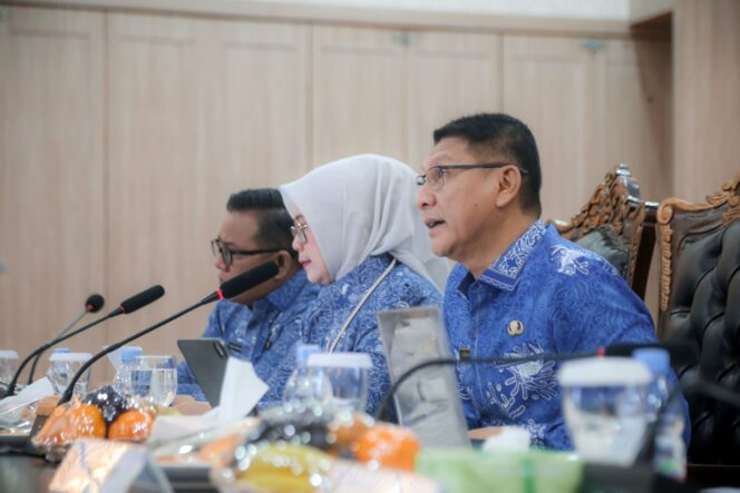 
 Sekretaris Daerah (Sekda) Provinsi Banten Deden Apriandhi saat mengikuti evaluasi implementasi Sistem Akuntabilitas Kinerja Instansi Pemerintah (SAKIP) Tahun 2026 secara virtual dari Pendopo Gubernur Banten, KP3B, Kota Serang. Foto: Ist