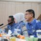 Sekretaris Daerah (Sekda) Provinsi Banten Deden Apriandhi saat mengikuti evaluasi implementasi Sistem Akuntabilitas Kinerja Instansi Pemerintah (SAKIP) Tahun 2026 secara virtual dari Pendopo Gubernur Banten, KP3B, Kota Serang. Foto: Ist