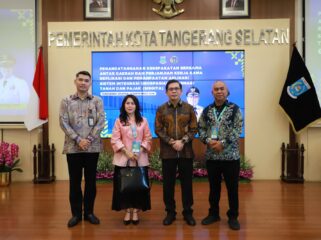 Kepala Kantor Pertanahan Kota Tangerang Selatan Seto Apriyadi bersama Kepala Kanwil BPN Provinsi Banten Horison Mocodompis. Foto: Ist