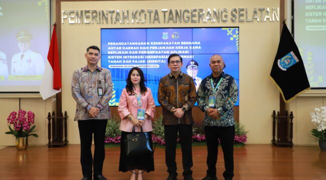 Kepala Kantor Pertanahan Kota Tangerang Selatan Seto Apriyadi bersama Kepala Kanwil BPN Provinsi Banten Horison Mocodompis. Foto: Ist