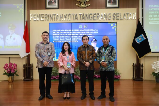 
 Kepala Kantor Pertanahan Kota Tangerang Selatan Seto Apriyadi bersama Kepala Kanwil BPN Provinsi Banten Horison Mocodompis. Foto: Ist