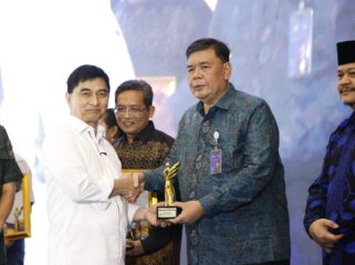 Direktur Utama Bank Banten Muhammad Busthami saat menerima Penghargaan Radar Banten Awards 2026. Foto: Ist