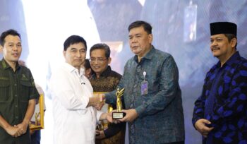 Direktur Utama Bank Banten Muhammad Busthami saat menerima Penghargaan Radar Banten Awards 2026. Foto: Ist