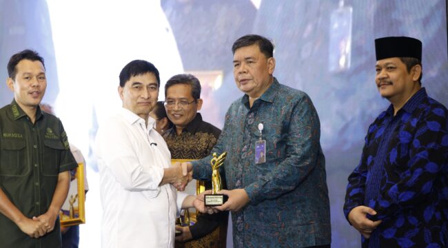 Direktur Utama Bank Banten Muhammad Busthami saat menerima Penghargaan Radar Banten Awards 2026. Foto: Ist