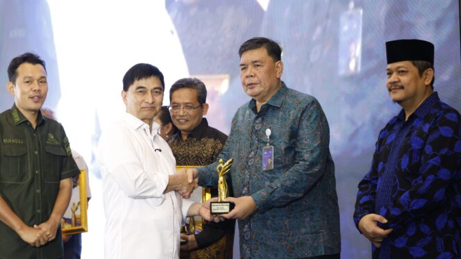 
 Direktur Utama Bank Banten Muhammad Busthami saat menerima Penghargaan Radar Banten Awards 2026. Foto: Ist