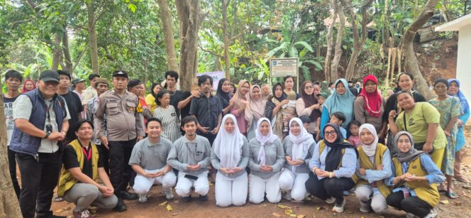 
 Komunitas Relawan Serpong 2 Tzu Chi Sinarmas bersama PT Indah Kiat Pulp & Paper (IKPP) Tangerang Mill menggelar bakti sosial dengan menyalurkan bantuan langsung kepada warga. Foto: Ist