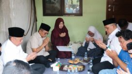 Gubernur Banten Andra Soni saat Kunjungi keluarga Donal, jurnalis lepas di Ciater, Serpong, Kota Tangerang Selatan. Foto: Ist