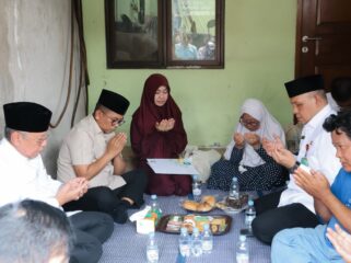 Gubernur Banten Andra Soni saat Kunjungi keluarga Donal, jurnalis lepas di Ciater, Serpong, Kota Tangerang Selatan. Foto: Ist