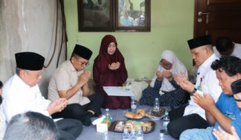 Gubernur Banten Andra Soni saat Kunjungi keluarga Donal, jurnalis lepas di Ciater, Serpong, Kota Tangerang Selatan. Foto: Ist