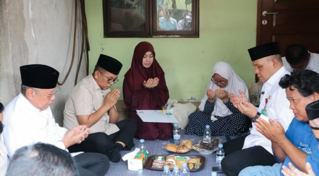 Gubernur Banten Andra Soni saat Kunjungi keluarga Donal, jurnalis lepas di Ciater, Serpong, Kota Tangerang Selatan. Foto: Ist