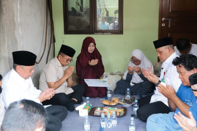 
 Gubernur Banten Andra Soni saat Kunjungi keluarga Donal, jurnalis lepas di Ciater, Serpong, Kota Tangerang Selatan. Foto: Ist