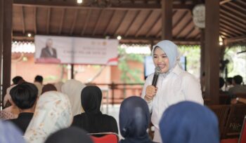 Anggota Komisi XI DPR RI dari Fraksi Partai Gerindra, Annisa Mahesa, saat melakukan Sosialisasi Empat Pilar MPR RI bertema “Inklusi Keuangan Dalam Bingkai Empat Pilar Kebangsaan” di Kecamatan Cipocok, Kota Serang. Foto: Ist