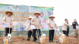 Ketua Umum HKTI Sudaryono bersama Gubernur Banten Andra Soni saat Tanam Bibit Jagung di Kawasan Sitandu. Foto: Ist