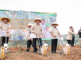 Ketua Umum HKTI Sudaryono bersama Gubernur Banten Andra Soni saat Tanam Bibit Jagung di Kawasan Sitandu. Foto: Ist
