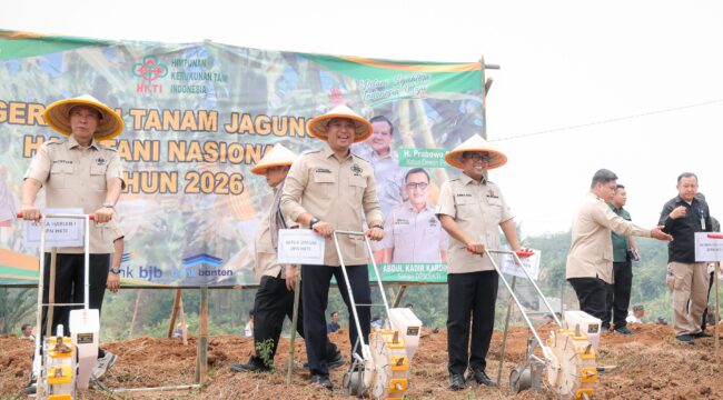 Ketua Umum HKTI Sudaryono bersama Gubernur Banten Andra Soni saat Tanam Bibit Jagung di Kawasan Sitandu. Foto: Ist