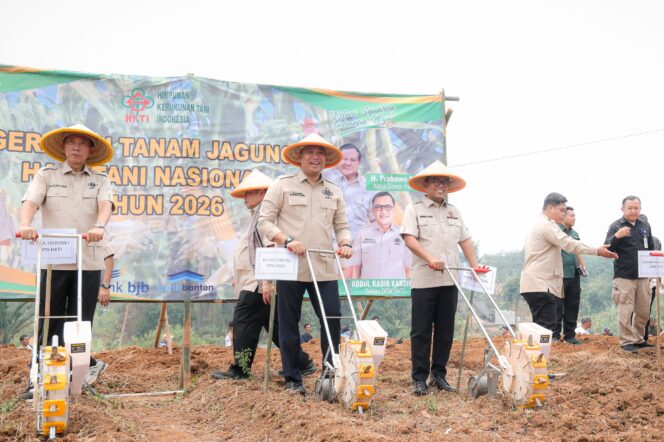 
 Ketua Umum HKTI Sudaryono bersama Gubernur Banten Andra Soni saat Tanam Bibit Jagung di Kawasan Sitandu. Foto: Ist