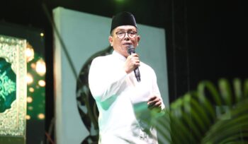 Gubernur Banten Andra Soni saat menghadiri Tablig Akbar Maulid Nabi Muhammad SAW 1448 Hijriah di Lapangan Persijat, Kampung Jati, Kelurahan Buaran, Kecamatan Serpong, Tangerang Selatan. Foto: Ist