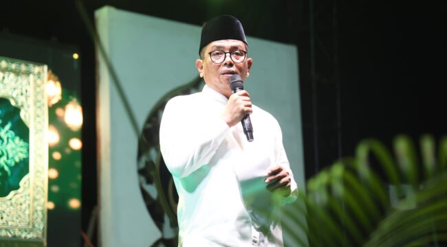 Gubernur Banten Andra Soni saat menghadiri Tablig Akbar Maulid Nabi Muhammad SAW 1448 Hijriah di Lapangan Persijat, Kampung Jati, Kelurahan Buaran, Kecamatan Serpong, Tangerang Selatan. Foto: Ist