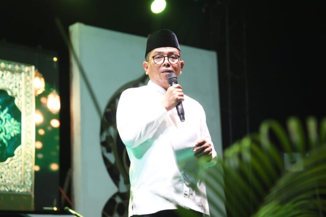 
 Gubernur Banten Andra Soni saat menghadiri Tablig Akbar Maulid Nabi Muhammad SAW 1448 Hijriah di Lapangan Persijat, Kampung Jati, Kelurahan Buaran, Kecamatan Serpong, Tangerang Selatan. Foto: Ist