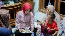 Ketua Tim Penggerak (TP) PKK Provinsi Banten Tinawati Andra Soni melakukan takziah ke rumah Muhammad Arif Alfarizi (8), siswa SKh An-Nur, Kota Tangerang. Foto: Ist 
