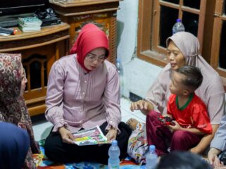 Ketua Tim Penggerak (TP) PKK Provinsi Banten Tinawati Andra Soni melakukan takziah ke rumah Muhammad Arif Alfarizi (8), siswa SKh An-Nur, Kota Tangerang. Foto: Ist 