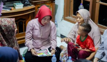 Ketua Tim Penggerak (TP) PKK Provinsi Banten Tinawati Andra Soni melakukan takziah ke rumah Muhammad Arif Alfarizi (8), siswa SKh An-Nur, Kota Tangerang. Foto: Ist 