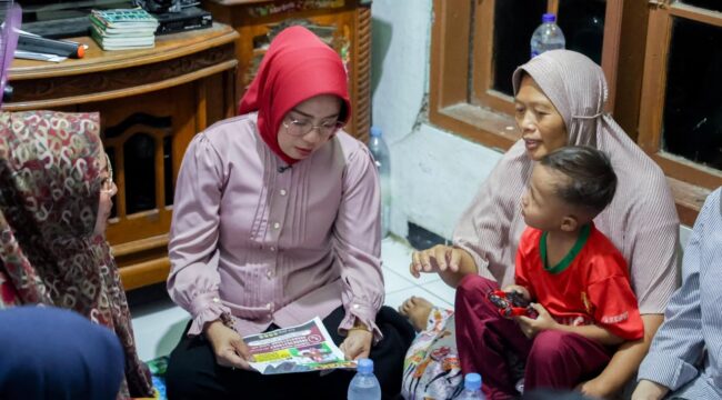 Ketua Tim Penggerak (TP) PKK Provinsi Banten Tinawati Andra Soni melakukan takziah ke rumah Muhammad Arif Alfarizi (8), siswa SKh An-Nur, Kota Tangerang. Foto: Ist 