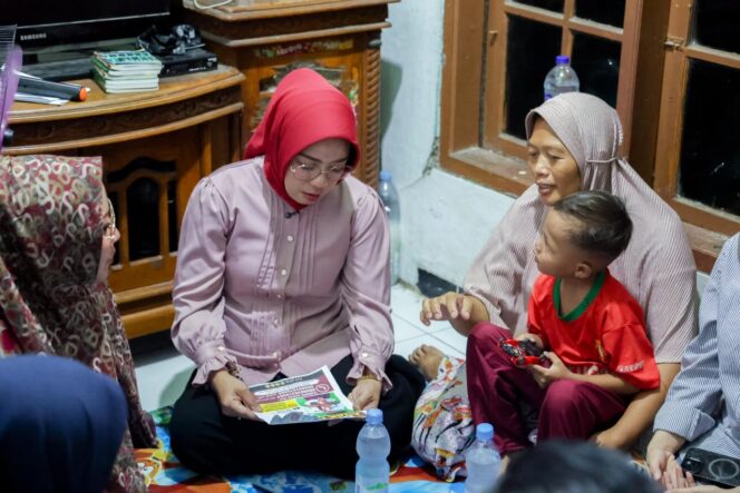 
 Ketua Tim Penggerak (TP) PKK Provinsi Banten Tinawati Andra Soni melakukan takziah ke rumah Muhammad Arif Alfarizi (8), siswa SKh An-Nur, Kota Tangerang. Foto: Ist 