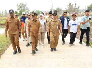 Gubernur Banten Andra Soni Saat Meninjau ruas jalan Polsek Saketi–Pematang, ruas jalan Batubantar–Banjar, serta Jembatan Huni. Foto: Ist