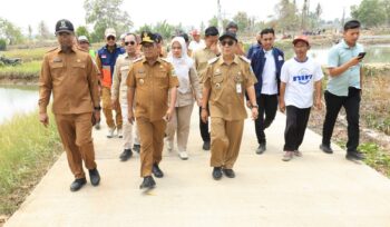 Gubernur Banten Andra Soni Saat Meninjau ruas jalan Polsek Saketi–Pematang, ruas jalan Batubantar–Banjar, serta Jembatan Huni. Foto: Ist