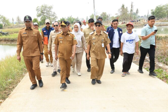 
 Gubernur Banten Andra Soni Saat Meninjau ruas jalan Polsek Saketi–Pematang, ruas jalan Batubantar–Banjar, serta Jembatan Huni. Foto: Ist