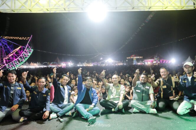 
 Ribuan warga padati Lapangan Porkab Belimbing, Kecamatan Kosambi rayakan HUT Kosambi. Foto: Ist