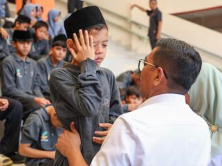Gubernur Banten Andra Soni saat Menyapa salahsatu siswa Sekolah Rakyat di Desa Panggarangan, Kecamatan Panggarangan, Kabupaten Lebak. Foto: Ist