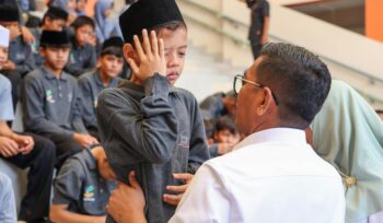 Gubernur Banten Andra Soni saat Menyapa salahsatu siswa Sekolah Rakyat di Desa Panggarangan, Kecamatan Panggarangan, Kabupaten Lebak. Foto: Ist