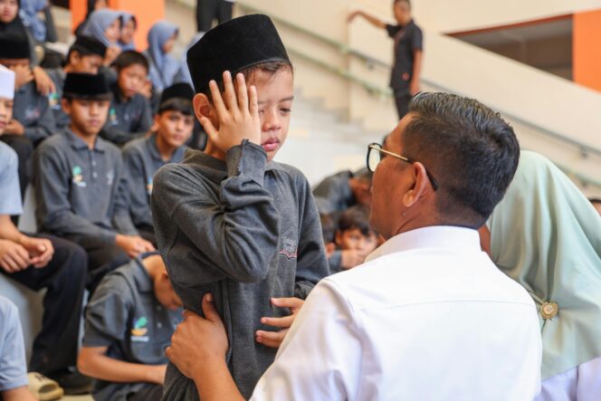 
 Gubernur Banten Andra Soni saat Menyapa salahsatu siswa Sekolah Rakyat di Desa Panggarangan, Kecamatan Panggarangan, Kabupaten Lebak. Foto: Ist