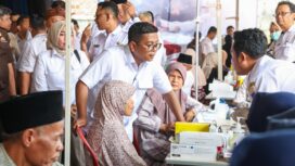 Gubernur Banten Andra Soni menyapa pasien usai meresmikan layanan hemodialisis atau cuci darah di Rumah Sakit Umum Daerah (RSUD) Malingping, Kabupaten Lebak. Foto: Ist