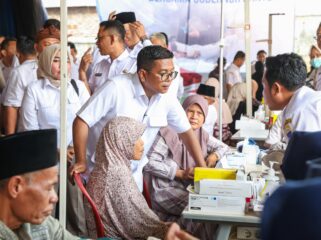 Gubernur Banten Andra Soni menyapa pasien usai meresmikan layanan hemodialisis atau cuci darah di Rumah Sakit Umum Daerah (RSUD) Malingping, Kabupaten Lebak. Foto: Ist