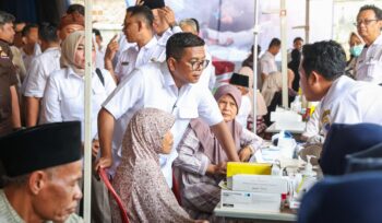 Gubernur Banten Andra Soni menyapa pasien usai meresmikan layanan hemodialisis atau cuci darah di Rumah Sakit Umum Daerah (RSUD) Malingping, Kabupaten Lebak. Foto: Ist