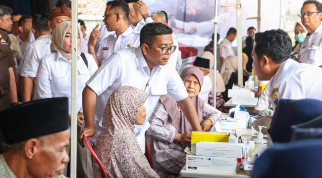 Gubernur Banten Andra Soni menyapa pasien usai meresmikan layanan hemodialisis atau cuci darah di Rumah Sakit Umum Daerah (RSUD) Malingping, Kabupaten Lebak. Foto: Ist