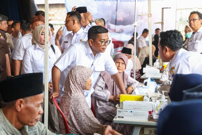 
 Gubernur Banten Andra Soni menyapa pasien usai meresmikan layanan hemodialisis atau cuci darah di Rumah Sakit Umum Daerah (RSUD) Malingping, Kabupaten Lebak. Foto: Ist