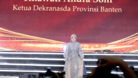 Ketua Dekranasda Provinsi Banten, Tinawati Andra Soni saat menunjukan Produk Kerajinan Provinsi Banten saat menghadiri Kriyanusa di JICC Jakarta. Foto: Ist 