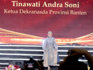 Ketua Dekranasda Provinsi Banten, Tinawati Andra Soni saat menunjukan Produk Kerajinan Provinsi Banten saat menghadiri Kriyanusa di JICC Jakarta. Foto: Ist 