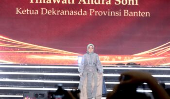 Ketua Dekranasda Provinsi Banten, Tinawati Andra Soni saat menunjukan Produk Kerajinan Provinsi Banten saat menghadiri Kriyanusa di JICC Jakarta. Foto: Ist 
