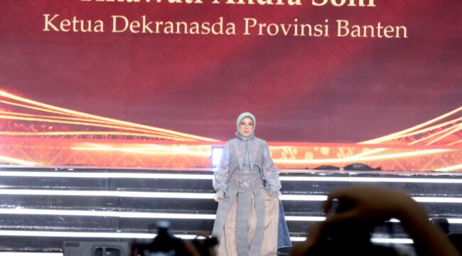 Ketua Dekranasda Provinsi Banten, Tinawati Andra Soni saat menunjukan Produk Kerajinan Provinsi Banten saat menghadiri Kriyanusa di JICC Jakarta. Foto: Ist 