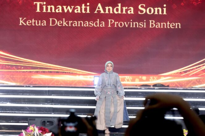 
 Ketua Dekranasda Provinsi Banten, Tinawati Andra Soni saat menunjukan Produk Kerajinan Provinsi Banten saat menghadiri Kriyanusa di JICC Jakarta. Foto: Ist 